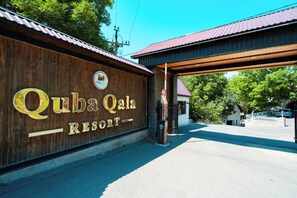 A wooden sign with 'Quba Qala Resort' written on it. - Quba Qala Resort (Quba)