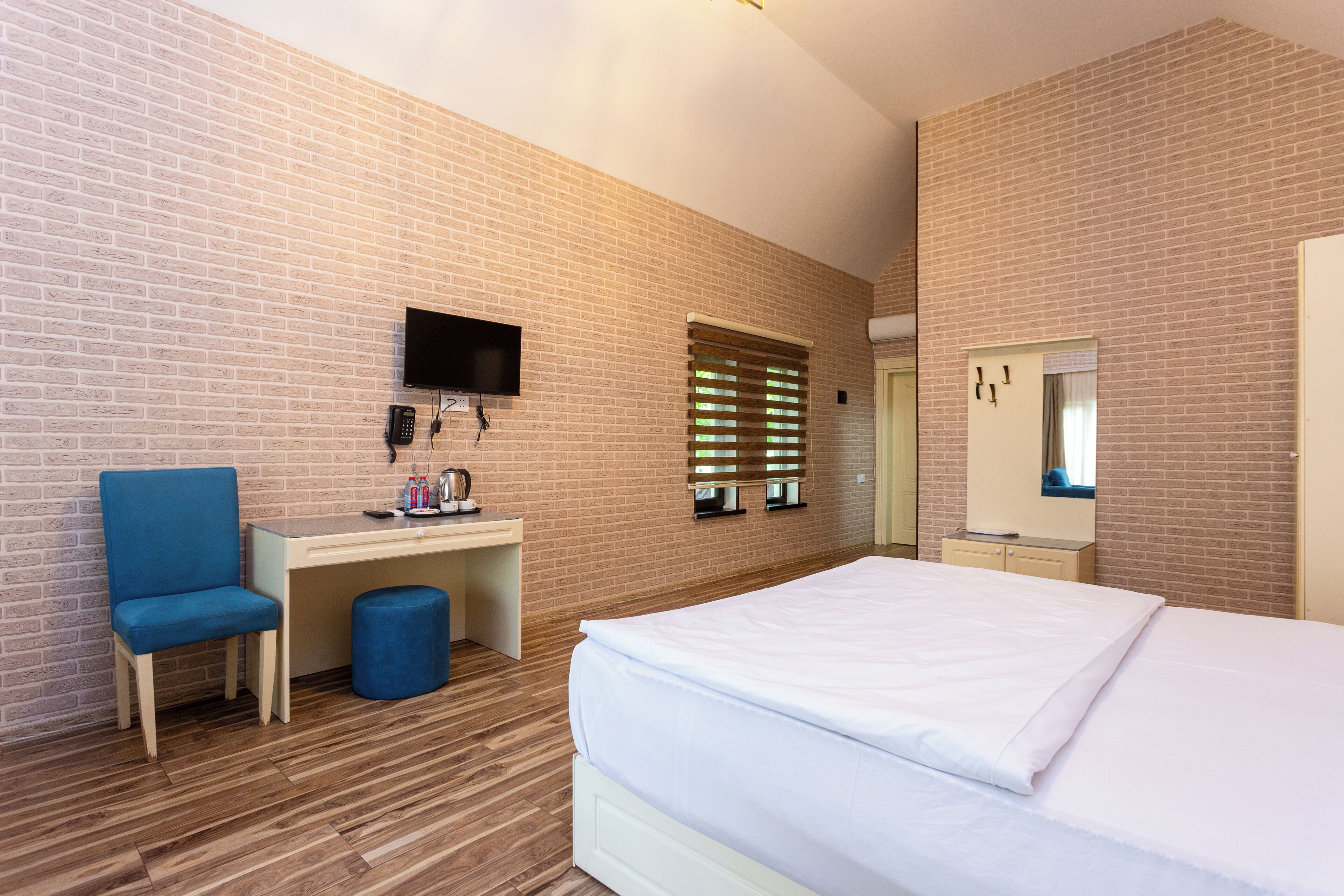 Premium bedding, minibar, free WiFi, bed sheets