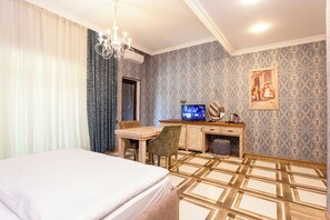 Deluxe Double Room, Balcony, Garden View | In-room dining