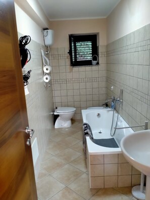 Douche, sèche-cheveux, serviettes fournies