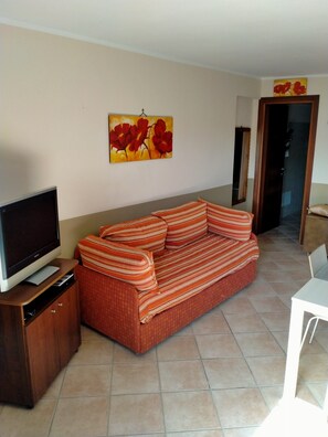 TV - La Grande Quercia, relaxation in the heart of Cilento (Perdifumo)