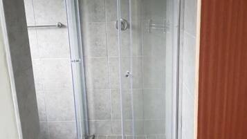 Standard Twin Room, Patio, Courtyard View | Bathroom
