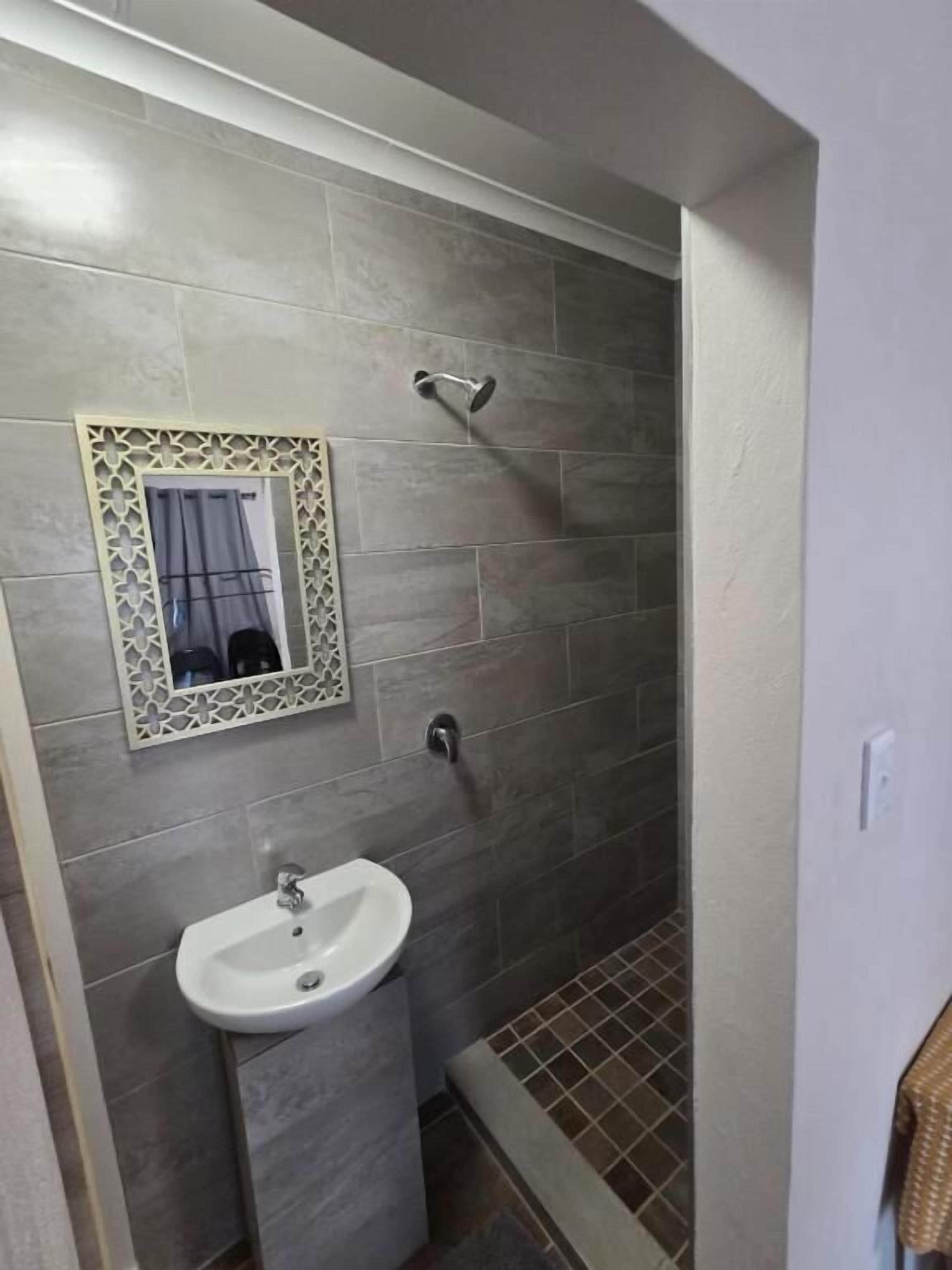 Chambre Standard, patio, vue cour intérieure | Salle de bain