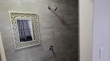 Chambre Standard, patio, vue cour intérieure | Salle de bain