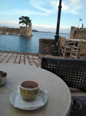 Outdoor dining - Castle Nest City Superior Suite (Nafpaktos)