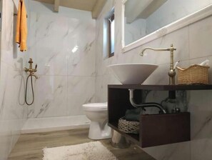 Shower, hair dryer, towels, soap - Castle Nest City Superior Suite (Nafpaktos)