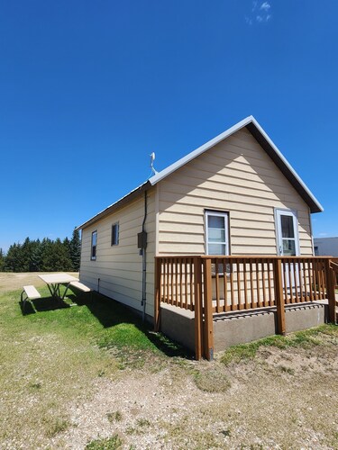 Cozy 1-bedroom cabin in serene Lemoyne with AC