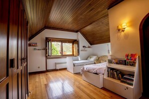 4 chambres, fer et planche à repasser, Wi-Fi, draps fournis
