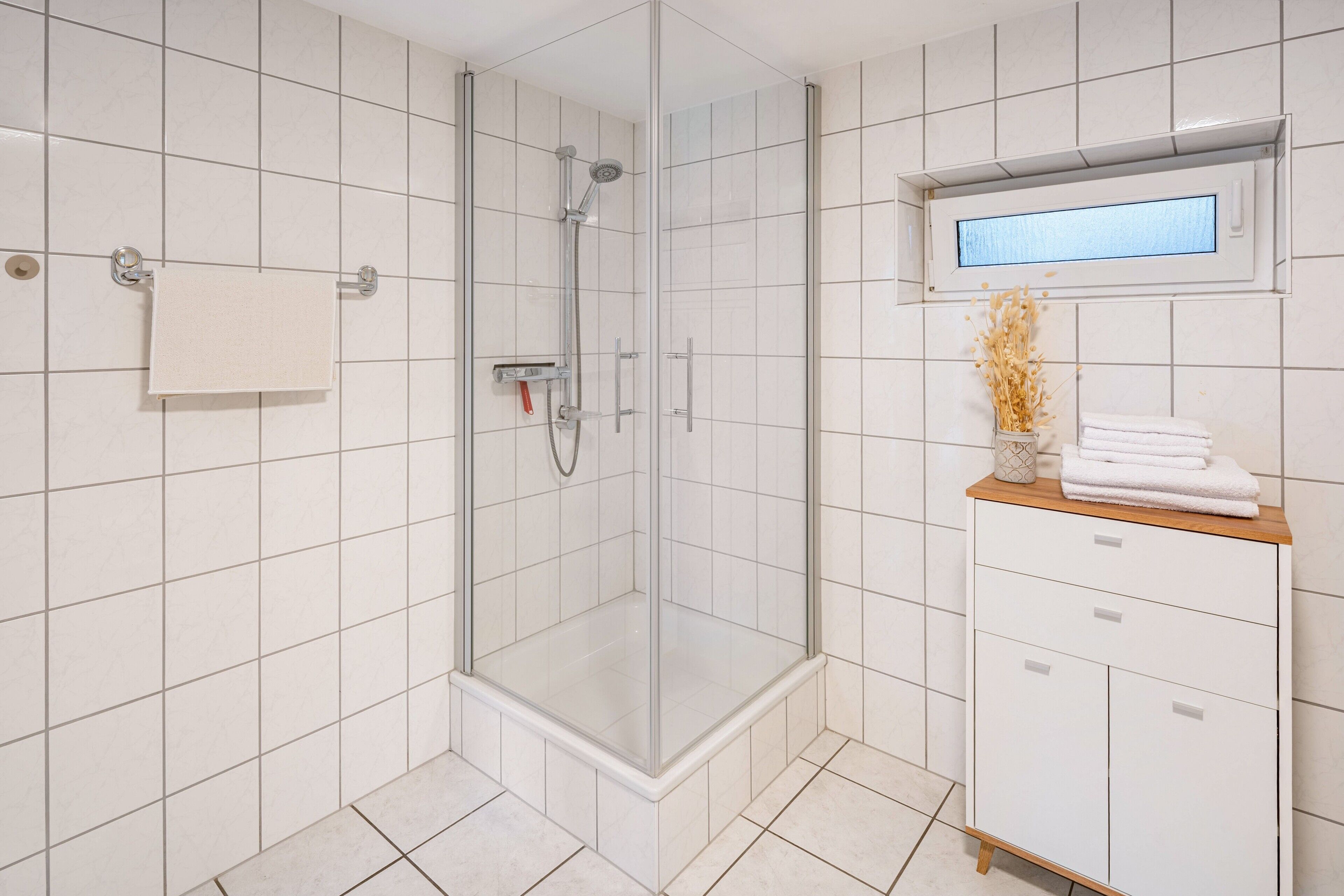 Dusche, Haartrockner, Handtücher