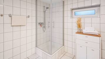 Dusche, Haartrockner, Handtücher