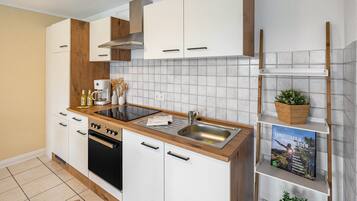 Réfrigérateur, four à micro-ondes, un four, surface de cuisson