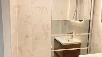 Douche, serviettes fournies, savon, papier toilette