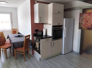 Private kitchen - Vrbo Property (Uettingen)