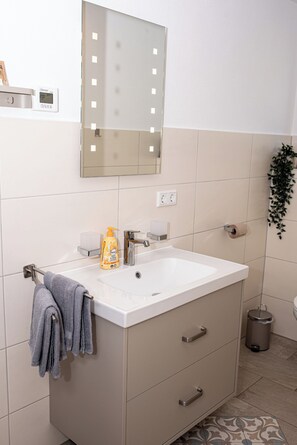 Bathroom - Vrbo Property (Uettingen)