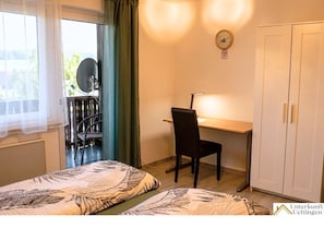 3 bedrooms, free WiFi, bed sheets - 85 sqm apartment near Würzburg: 3 bedrooms. For families & business travelers (Uettingen)