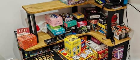 Ein Regal mit verschiedenen Gesellschaftsspielen und Puzzles.