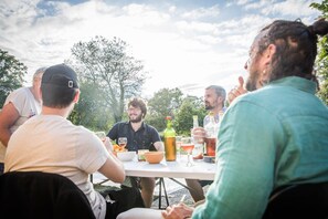 Outdoor dining - Unique cottage with swim spa and lots of surprises (Saint-Junien)