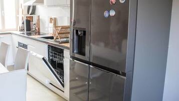 Cafetera o tetera, frigorífico, microondas y horno