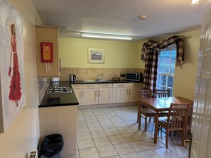 Fridge, microwave, oven, stovetop - Caradoc Country Cottages LTD (Dorrington)