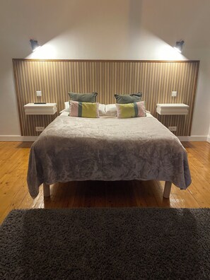 A neatly arranged bedroom with a bed, bedside tables, and a headboard. - 5 minutes from Parc Barbieux, 20 minutes from Lille, 5 rooms for 1 to 4 people (Roubaix)