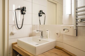 Comfort Apartment | Bathroom | Shower, hair dryer, towels, soap