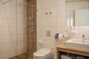 Doppelzimmer | Badezimmer | Dusche, kostenlose Toilettenartikel, Haartrockner, Handtücher