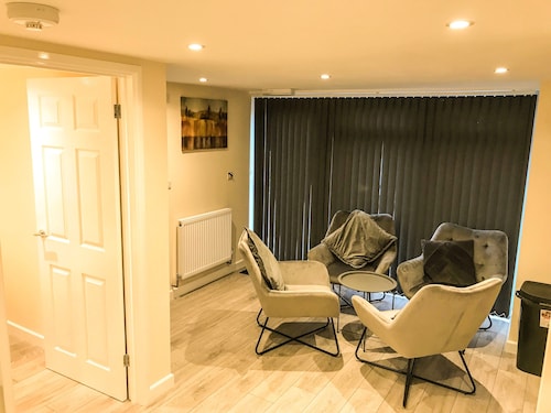 Apartment Sleeps 4 With Parking