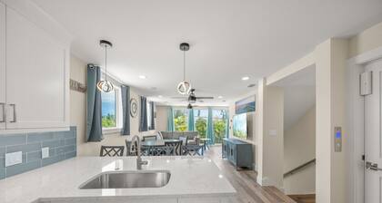 Luxury 3 BR near Southside Village and steps to Siesta Key Beach