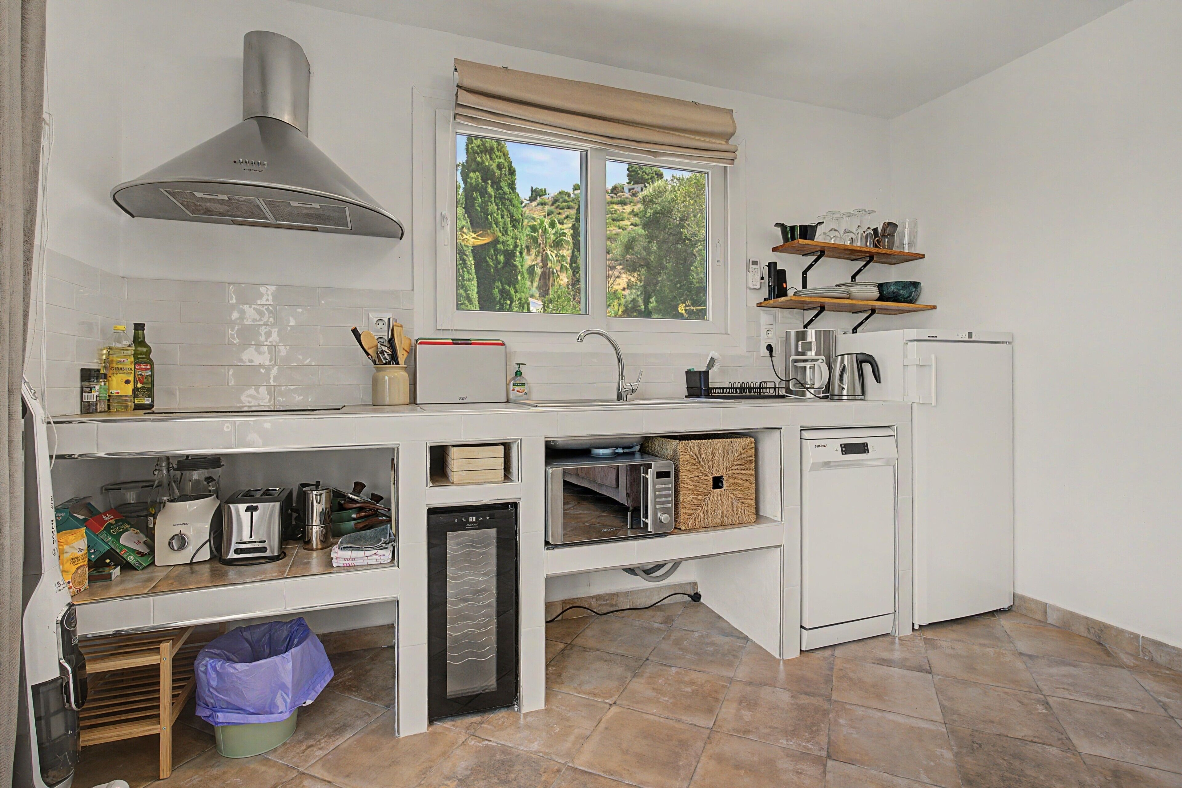 Coffee/tea maker, fridge, microwave, stovetop