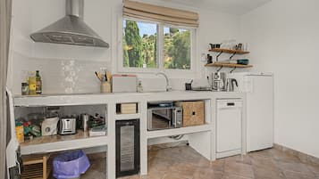 Coffee/tea maker, fridge, microwave, stovetop