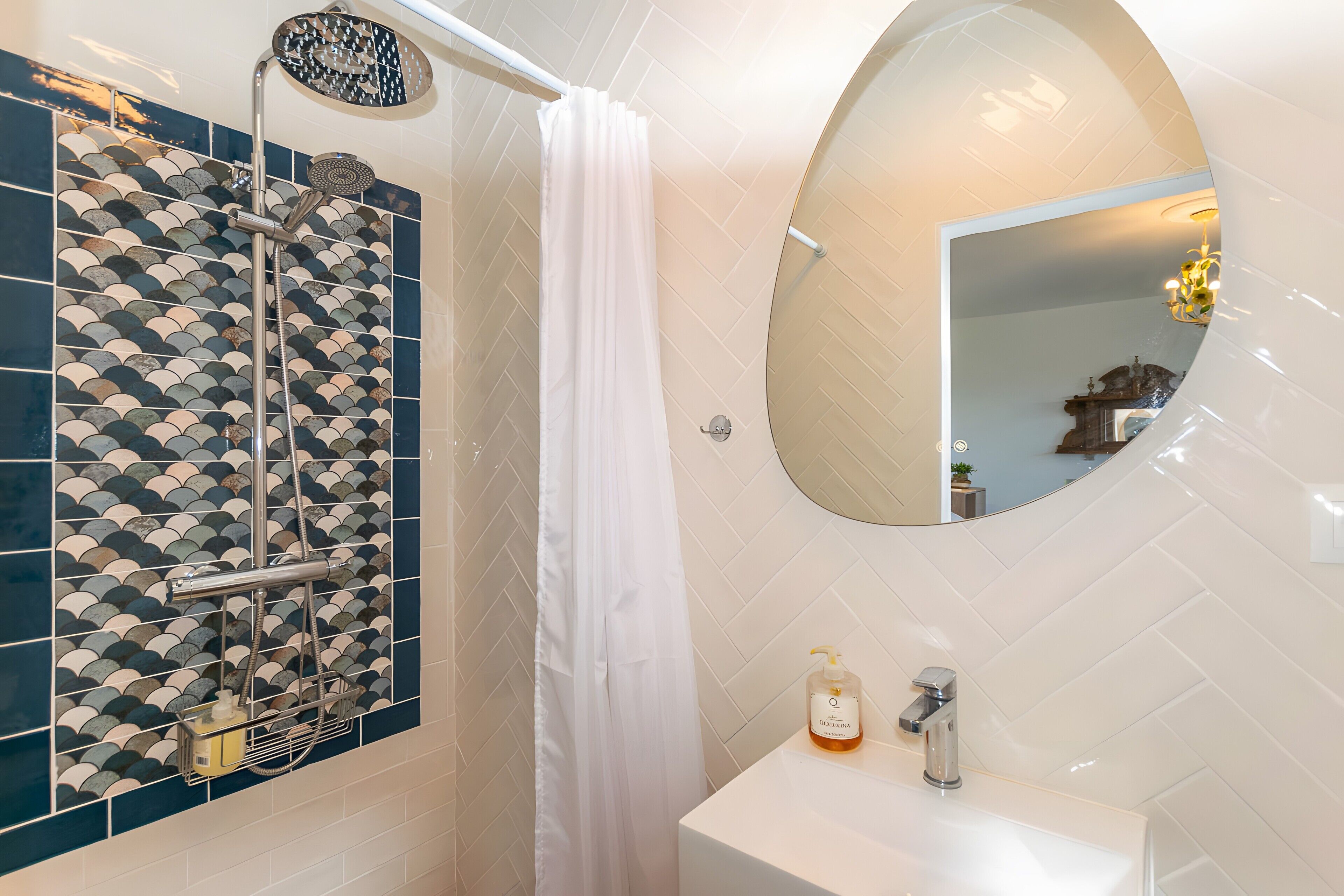 Een douche, een haardroger, handdoeken