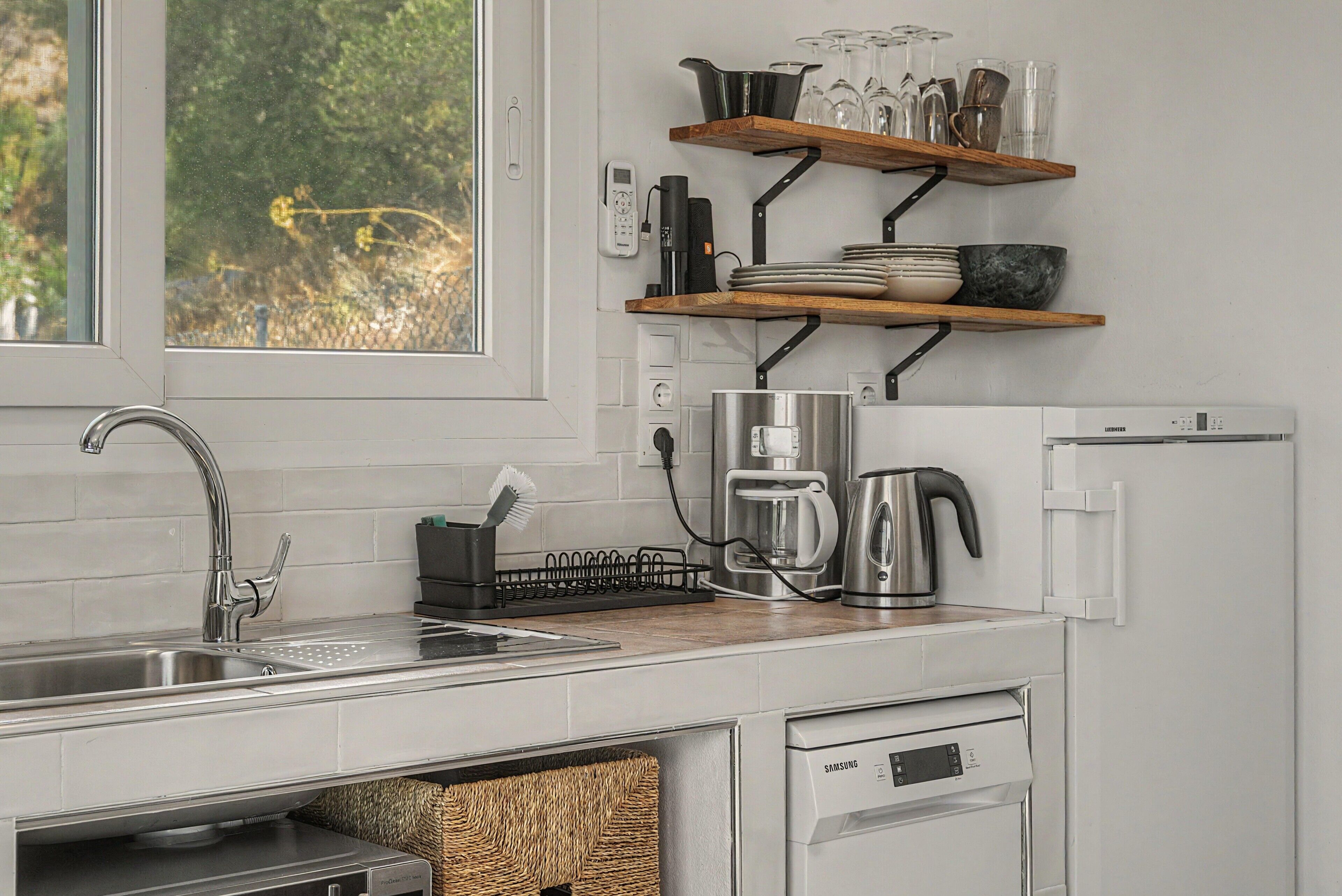 Cafetière/bouilloire, réfrigérateur, micro-ondes, plaque de cuisson