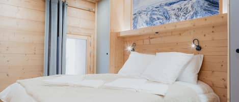 3 bedrooms, iron/ironing board, travel cot, Internet