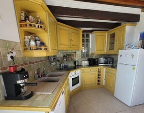 Private kitchen - Apartment in the heart of the village of Saint-Denis-d'Oléron. (Saint-Denis-d'Oléron)