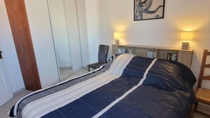 2 Schlafzimmer, Reisekinderbett, Bettwäsche