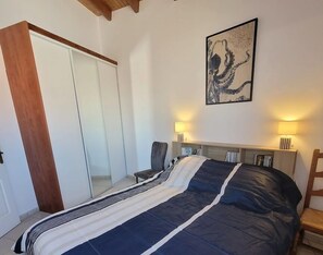 2 bedrooms, travel cot, bed sheets - Apartment in the heart of the village of Saint-Denis-d'Oléron. (Saint-Denis-d'Oléron)