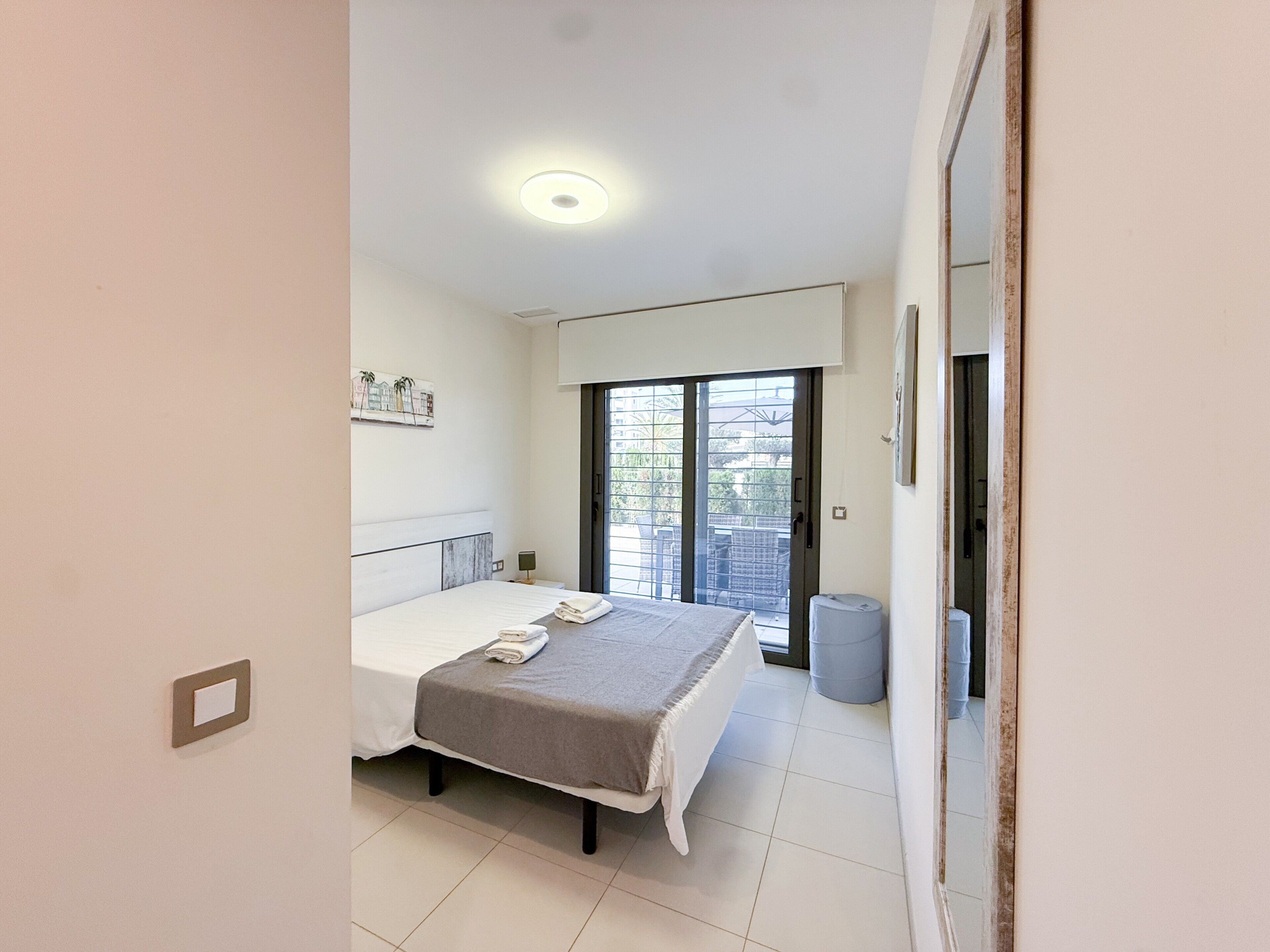 Une chambre à coucher avec un lit, une fenêtre et une porte.