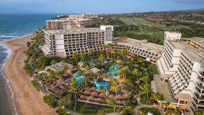 Un resort con diversi edifici, una piscina e una spiaggia.
