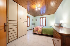 Tabla de planchar con plancha, wifi, ropa de cama