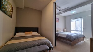 Camera da letto con due letti, una ventola a soffitto e una finestra.