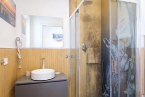 Habitación triple, balcón, vista a la alberca | Baño | Regadera, secadora de cabello, toallas, jabón 