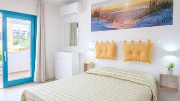 Deluxe-Dreibettzimmer, Balkon, Gartenblick | Schallisolierte Zimmer, kostenloses WLAN