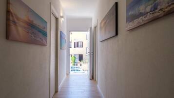 Deluxe-Dreibettzimmer, Balkon, Meerblick | Innenbereich
