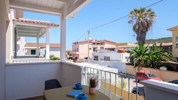 Deluxe-Dreibettzimmer, Balkon, Gartenblick | Speisen im Freien