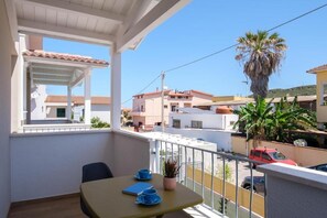 Habitación triple Deluxe, balcón, vista al jardín | Restaurante al aire libre