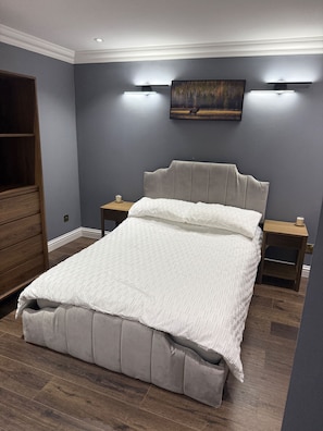 Room - House Sleeps 4 With Parking (Aylesbury)