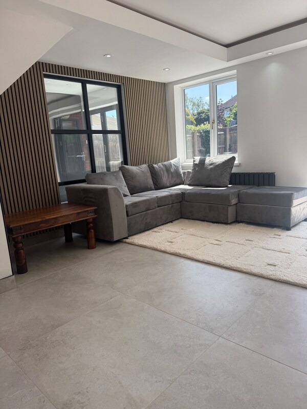 Aylesbury - Sleeps 6 - Parking - Central Location - Aylesbury