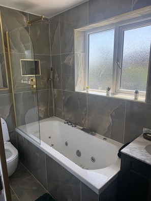 Bathroom - House Sleeps 4 With Parking (Aylesbury)
