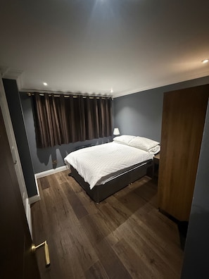 Room - House Sleeps 4 With Parking (Aylesbury)