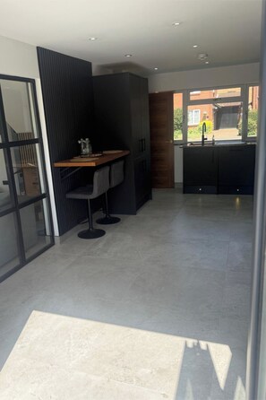Interior - Aylesbury - Sleeps 6 - Parking - Central Location (Aylesbury)